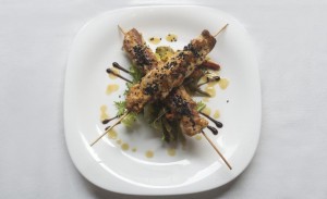 Brochetas de pollo aromatizadas con verduras salteadas y salsa de mango